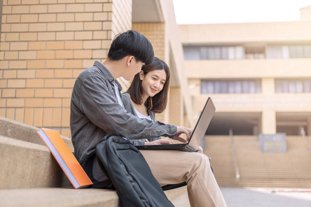 大学 微笑 学生 有趣的 研究 乐趣 连接 女人 友谊 青少年