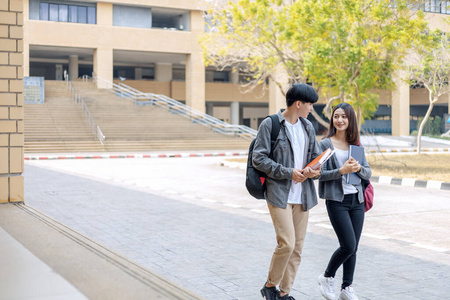 研究 女孩 成人 友谊 公园 学生 入口 学院 学习 朋友