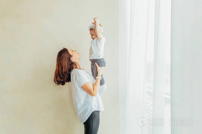 抱着孩子的年轻母亲.