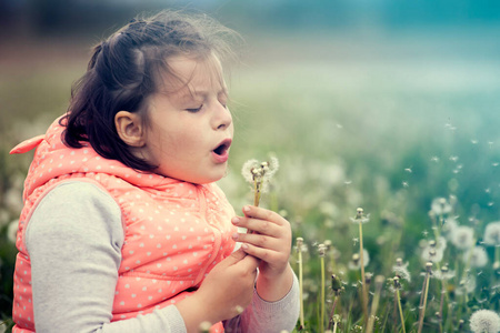 在操场上玩弹珠的男孩相似素材图片 摄图新视界