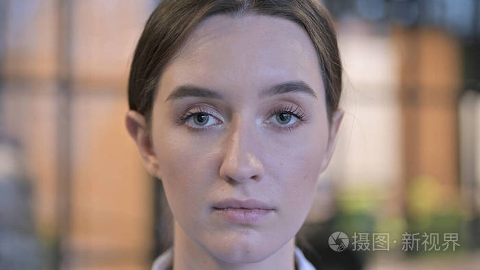 严肃的年轻女人脸特写