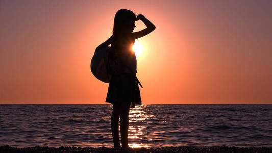 嬉戏看孩子在海边看夕阳,小女孩在海边嬉戏照片