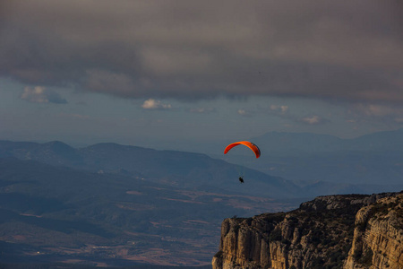 男人 自由的 行动 旅行 悬崖 降落伞 乐趣 山谷 欧洲