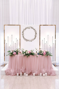 白色背景的婚礼花桌装饰