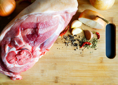 火腿 切割 食物 迷迭香 小牛肉 培根 长柄 猪肉 烹饪