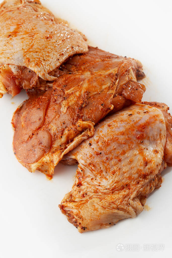 在石桌上放养无骨鸡大腿生鸡肉腌大腿从上往下看食物背景复制空间烹饪
