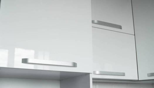 白色漆面厨房立面舒适的厨房。现代白色厨房干净的室内设计。