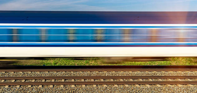 沿着铁轨行驶的快车的货车图片