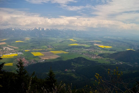 从Poludnice山顶到Liptov空心盆地的景色。