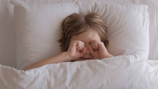 一大早睡醒的孩子脸特写照片