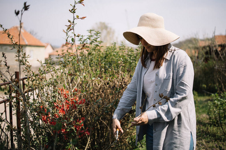 站在花园里的女人图片
