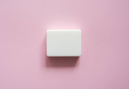粉红色背景的白色肥皂。手卫生。在全球大流行期间，洗手是预防冠状病毒Covid19的最佳方法。