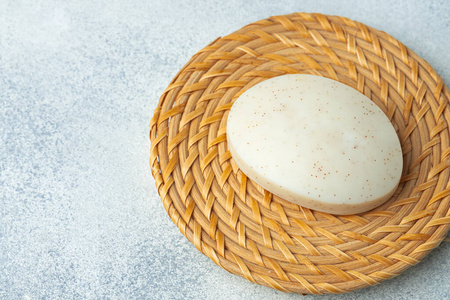 桌上放着天然成分的肥皂条照片