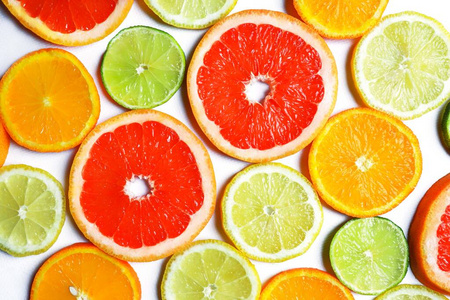 白色背景上柑橘类水果切片的图案