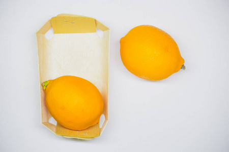 柠檬在盒子顶视图。白色背景。复制空间