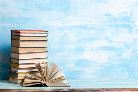 书籍堆放.回到学校.复制空间.教育背景.照片