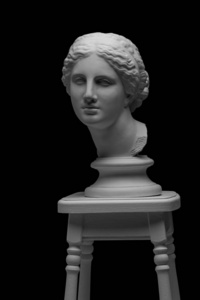 黑色背景椅子上的古代白色维纳斯半身像的石膏复制品。石膏雕塑女人脸。希腊神话中的爱神。文艺复兴时期。