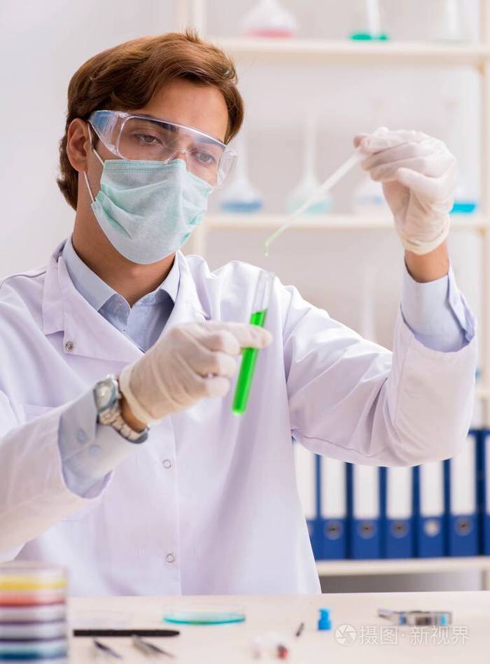 在实验室工作的年轻化学家