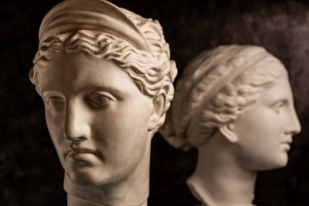 一组石膏半身像古代雕像人类的头在黑暗的背景下为艺术家.