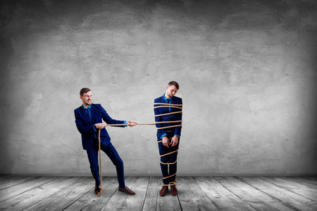 把自己藏起来愤怒的商人用绳子把自己绑起来.照片