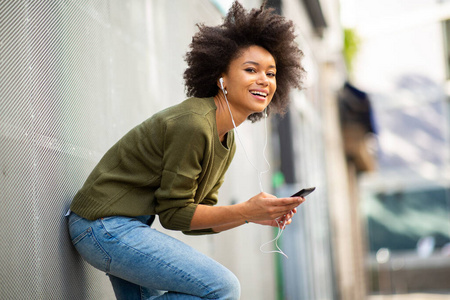 种族 外部 女士 手机 微笑 运动员 头发 成人 城市 音频
