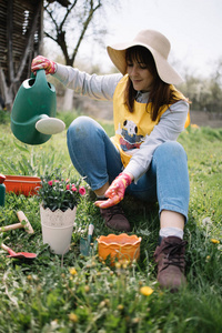 坐在院子里浇花的女孩