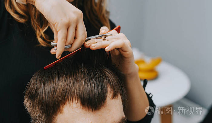 男士在家理发理发师给男人剪头发