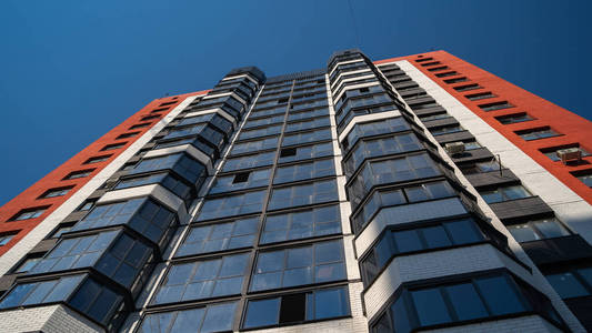 阳光明媚的蓝天下的现代化公寓楼。现代公寓楼的正面。住宅楼现代公寓式公寓建筑