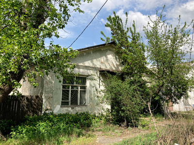 农村老房子的特写.阴天村里的一层小房子.照片