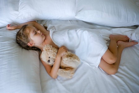 清白 毯子 卧室 泰迪 宝贝 玩具 美丽的 肖像 睡觉 枕头