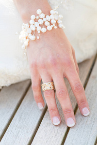 一个优雅女人手指上的结婚戒指特写镜头