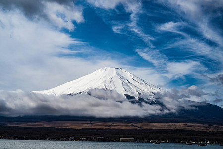 旅行 蓝天 文化遗产 山中 冬天 旅游业 天空 山梨 日本