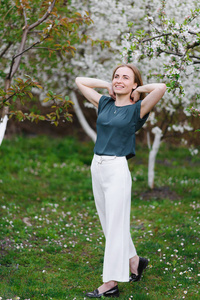白种人 美丽的 夏天 美女 自然 公园 女孩 玫瑰 连衣裙