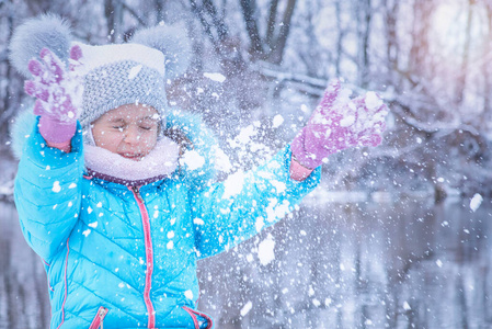 幸福 自然 降雪 公园 美丽的 雪球 童年 寒冷的 圣诞节