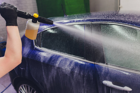 在洗车过程中使用高压水高压喷射清洗机进行封闭式清洗。