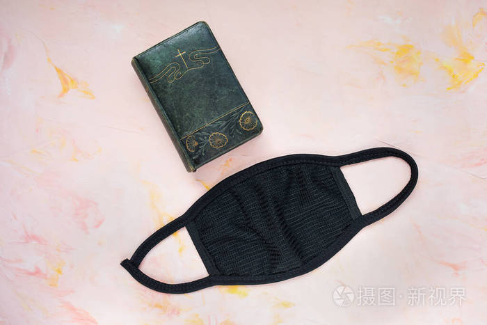 科维德19基督教背景圣经与面具