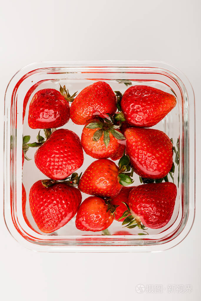 新鲜草莓放在白色背景的玻璃容器中有一个复制空间从上往下看
