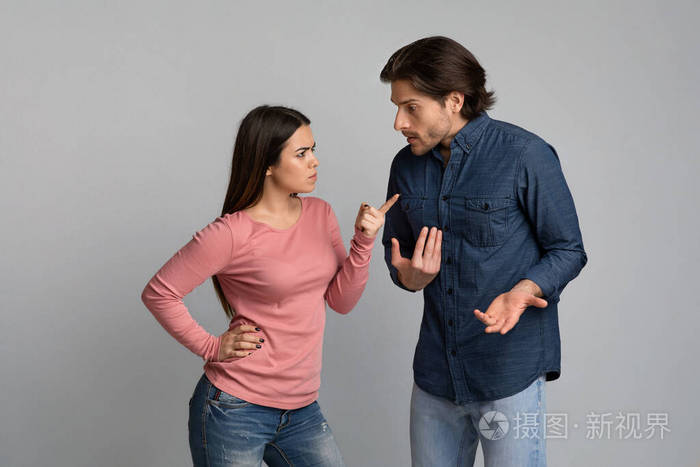 年轻夫妇争吵愤怒的千禧一代女孩责怪男友