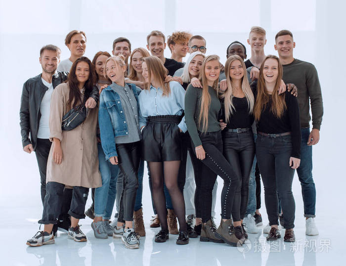 一群快乐的年轻人站在一起