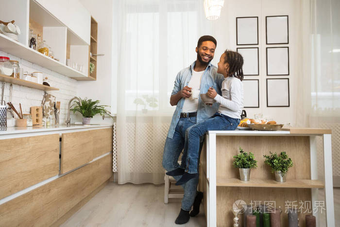 快乐的父女吃早饭聊天