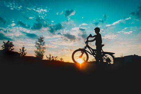 夕阳下骑自行车的人图片