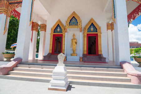 普吉岛的Wat Mongkol Nimit佛寺。