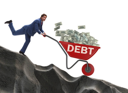 商人推着手推车走下坡路照片