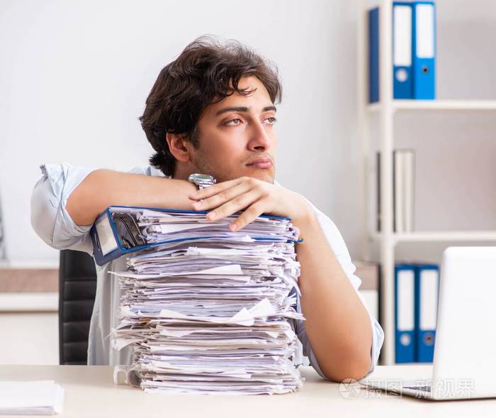 工作和文书工作太多的繁忙员工