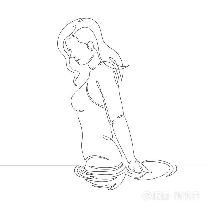 美丽的女孩在水中高达腰间女性化的倒影