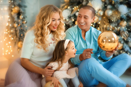 女儿 假日 微笑 幸福 信任 圣诞节 家庭 童年 肖像 男人