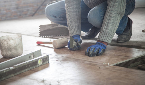 陶瓷 男人 胶粘剂 工作 建筑 瓦片 地板 杂工 铺设 整修