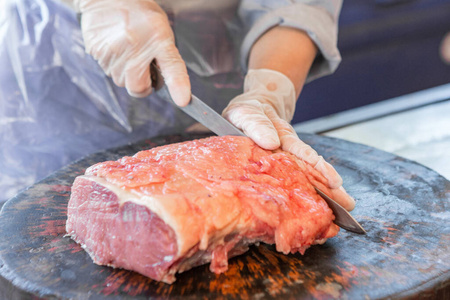 商人 男人 烹调 牛肉 蛋白质 肉片 脂肪 桌子 食物 生的