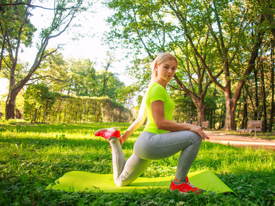 冥想 伸展 成人 夏天 外部 锻炼 自然 活动 运动 闲暇