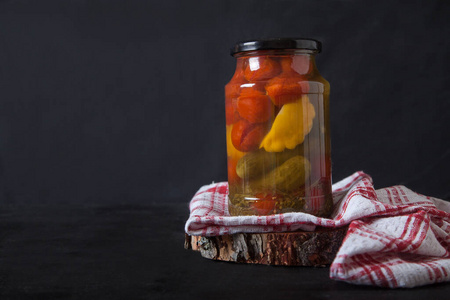 发酵 腌制 木材 泡菜 自制 西红柿 玻璃 罐装 沙拉 蔬菜